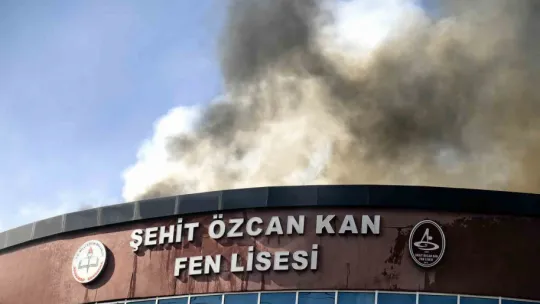 Kocaeli'de fen lisesi yanıyor, öğrenciler tahliye ediliyor