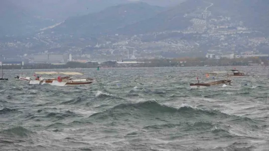 Kocaeli'de fırtına: 7 balıkçı teknesi battı