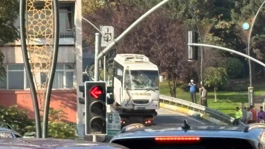 Kocaeli'de freni boşalan otobüs duvara çarptı: 3'ü polis 7 yaralı