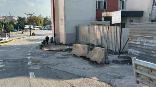 Kocaeli'de freni boşalan otobüs duvara çarptı: 3'ü polis 7 yaralı