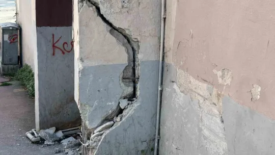 Kocaeli'de freni boşalan otobüs duvara çarptı: 3'ü polis 7 yaralı