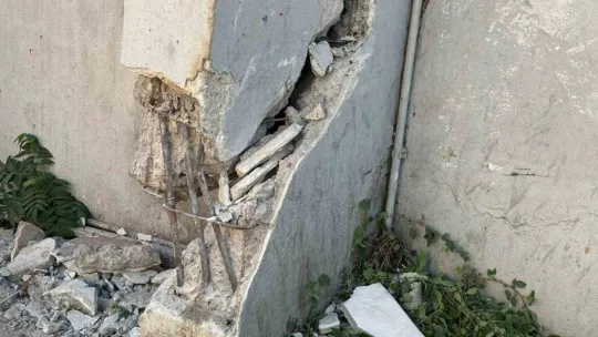 Kocaeli'de freni boşalan otobüs duvara çarptı: 3'ü polis 7 yaralı