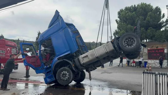 Kocaeli'de freni boşalan tır denize düştü