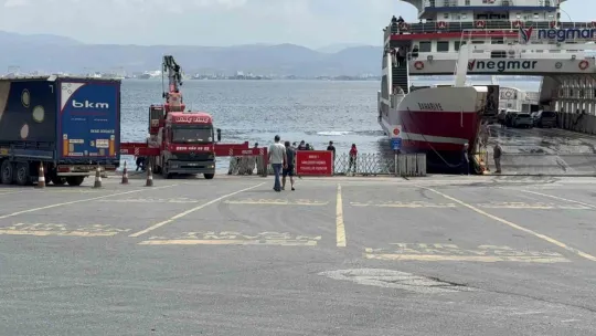 Kocaeli'de freni boşalan tır denize düştü