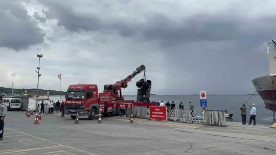 Kocaeli'de freni boşalan tır denize düştü