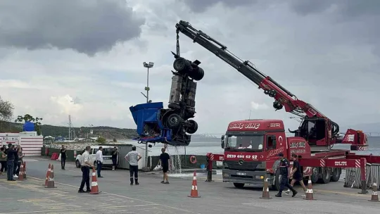 Kocaeli'de freni boşalan tır denize düştü