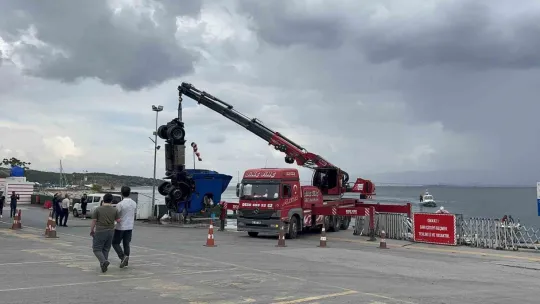 Kocaeli'de freni boşalan tır denize düştü