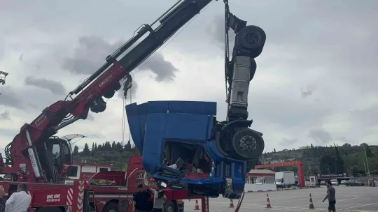 Kocaeli'de freni boşalan tır denize düştü
