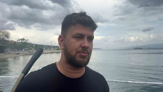 Kocaeli'de freni boşalan tır denize düştü