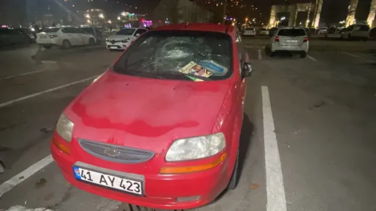 İzmit'te 35 aracın camını patlatıp kayıplara karıştılar