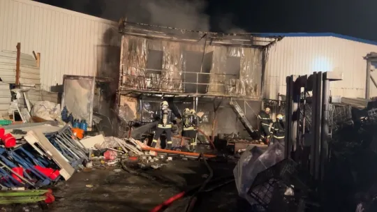 Kocaeli'de geri dönüşüm deposunda yangın: 1 yaralı