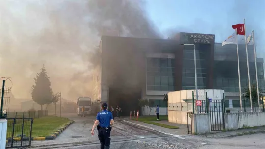 Kocaeli'de geri dönüşüm fabrikasında yangın