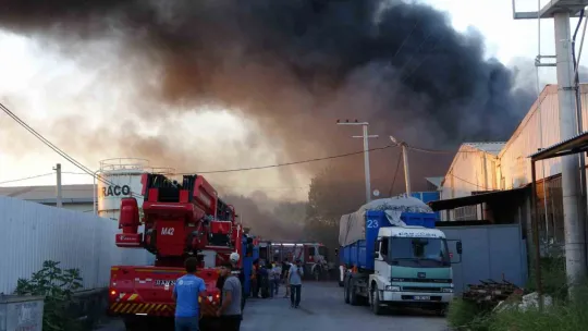 Kocaeli'de geri dönüşüm tesisinde yangın