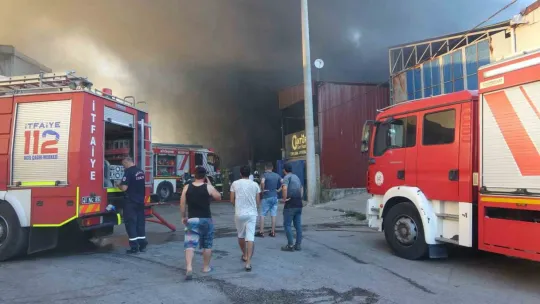 Kocaeli'de geri dönüşüm tesisinde yangın
