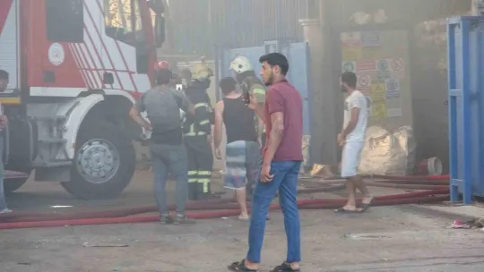Kocaeli'de geri dönüşüm tesisinde yangın