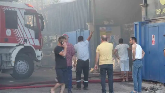 Kocaeli'de geri dönüşüm tesisinde yangın