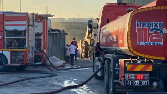Kocaeli'de geri dönüşüm tesisinde yangın