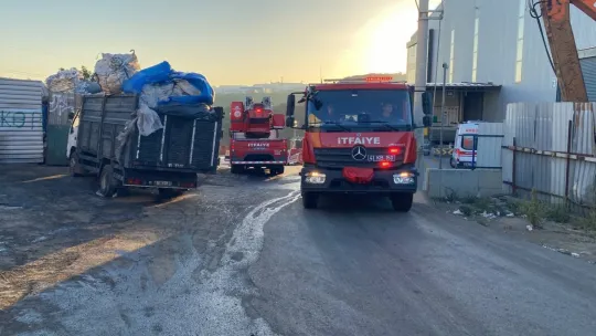 Kocaeli'de geri dönüşüm tesisinde yangın