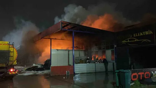 Kocaeli'de geri dönüşüm ve boya dükkanında yangın