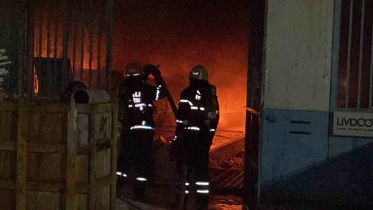Kocaeli'de geri dönüşüm ve boya dükkanında yangın