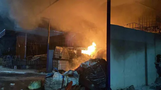 Kocaeli'de geri dönüşüm ve boya dükkanında yangın