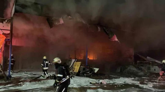 Kocaeli'de geri dönüşüm ve boya dükkanında yangın