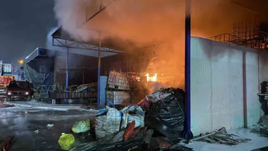 Kocaeli'de geri dönüşüm ve boya dükkanında yangın