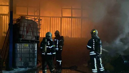 Kocaeli'de geri dönüşüm ve boya dükkanında yangın