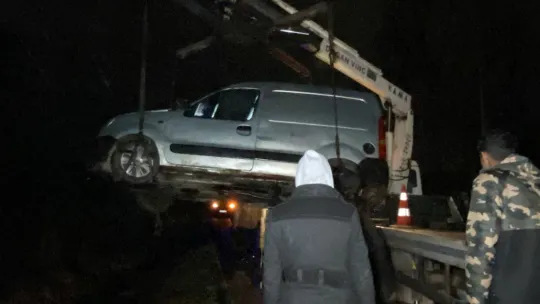 Kocaeli'de hafif ticari araç dere yatağına uçtu