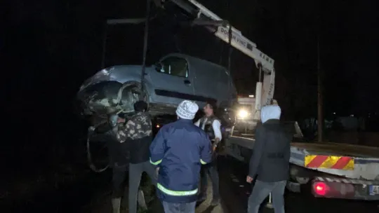 Kocaeli'de hafif ticari araç dere yatağına uçtu