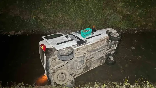 Kocaeli'de hafif ticari araç su kanalına uçtu: 1 yaralı