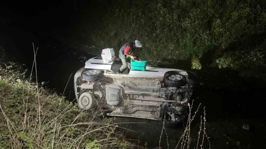 Kocaeli'de hafif ticari araç su kanalına uçtu: 1 yaralı