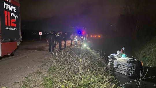 Kocaeli'de hafif ticari araç su kanalına uçtu: 1 yaralı