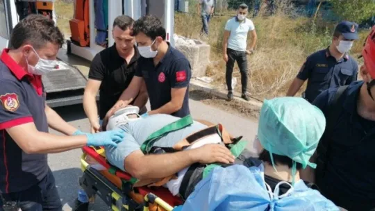 Kocaeli'de hurda yüklü kamyon devrildi!