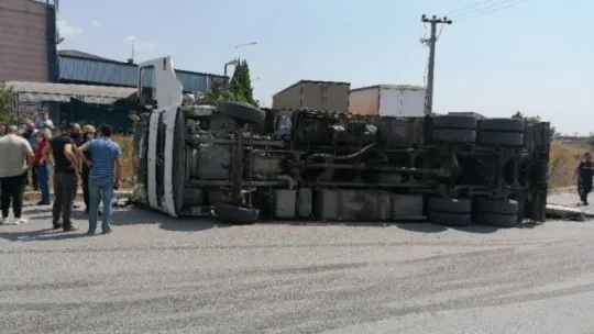 Kocaeli'de hurda yüklü kamyon devrildi!