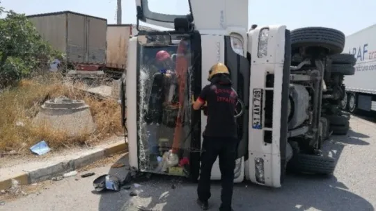 Kocaeli'de hurda yüklü kamyon devrildi!