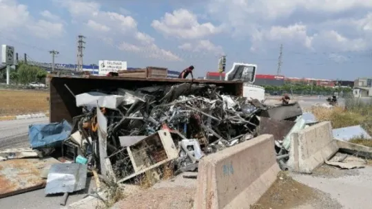 Kocaeli'de hurda yüklü kamyon devrildi!