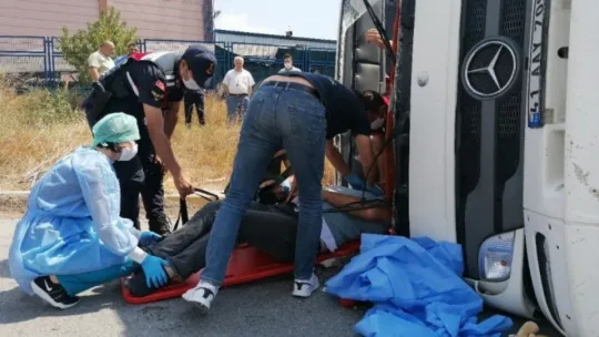 Kocaeli'de hurda yüklü kamyon devrildi!