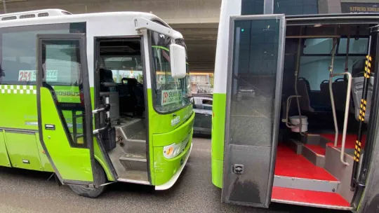 Kocaeli'de iki halk otobüsü çarpıştı: yaralı var