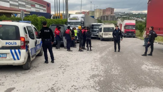 Kocaeli'de iki işçi servisi kafa kafaya çarpıştı: 6 yaralı
