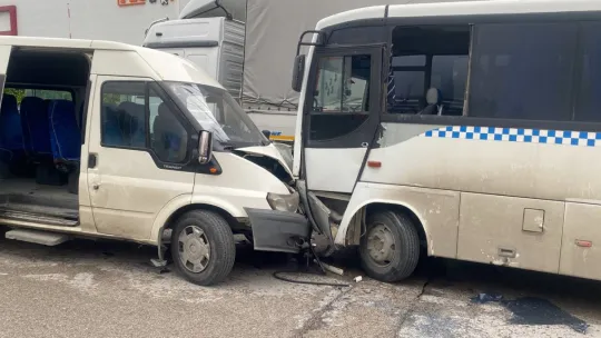 Kocaeli'de iki işçi servisi kafa kafaya çarpıştı: 6 yaralı