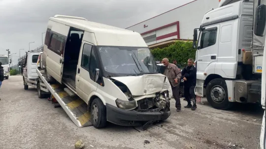 Kocaeli'de iki işçi servisi kafa kafaya çarpıştı: 6 yaralı