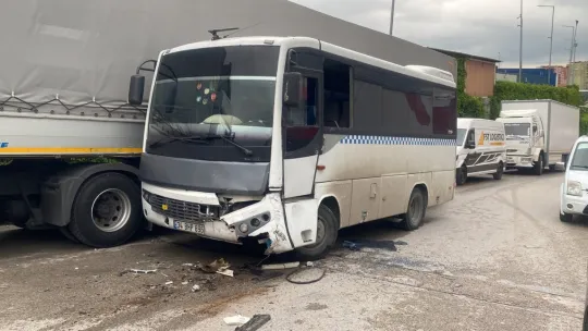 Kocaeli'de iki işçi servisi kafa kafaya çarpıştı: 6 yaralı