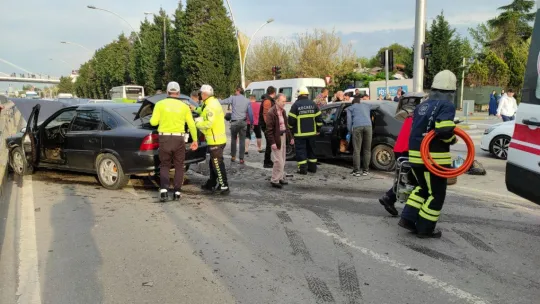 Kocaeli'de iki otomobil çarpıştı