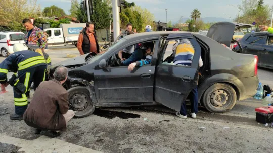 Kocaeli'de iki otomobil çarpıştı