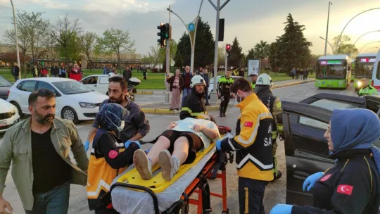 Kocaeli'de iki otomobil çarpıştı