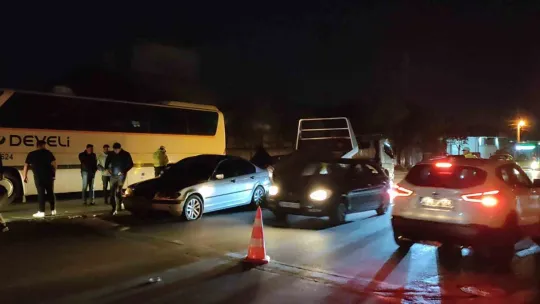 Kocaeli'de iki otomobil çarpıştı