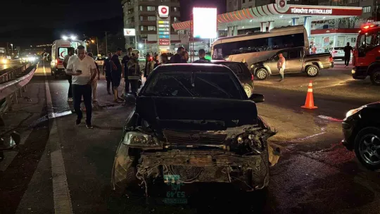Kocaeli'de iki otomobil çarpıştı: 4 yaralı