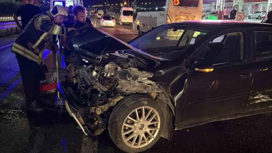 Kocaeli'de iki otomobil çarpıştı: 4 yaralı