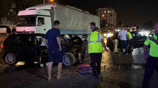 Kocaeli'de iki otomobil çarpıştı: 4 yaralı